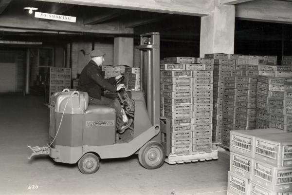 towmotor-vintage-1955-ext